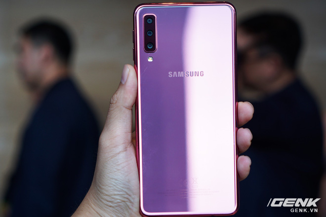 Ảnh thực tế Samsung Galaxy A9 (2018) và Galaxy A7 vừa ra mắt: Thiết kế gọn, màu Gradient đẹp mắt, nhiều camera tốt - Ảnh 13. Ảnh thực tế Samsung Galaxy A9 (2018) và Galaxy A7 vừa ra mắt: Thiết kế gọn, màu Gradient đẹp mắt, nhiều camera tốt - Ảnh 13.
