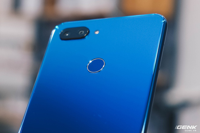 Trên tay Xiaomi Mi 8 Lite giá từ 5 triệu: Đứa con lai của Xiaomi và Huawei, hứa hẹn phá đảo phân khúc tầm trung - Ảnh 9. Trên tay Xiaomi Mi 8 Lite giá từ 5 triệu: Đứa con lai của Xiaomi và Huawei, hứa hẹn phá đảo phân khúc tầm trung - Ảnh 9.