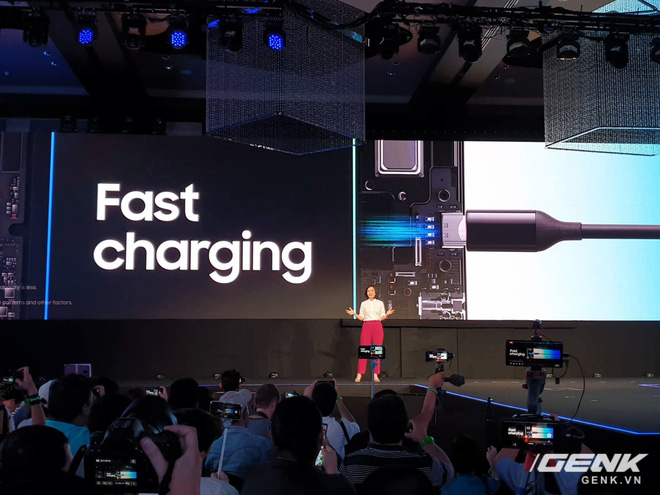 Samsung Galaxy A9 (2018) ra mắt: smartphone đầu tiên trên thế giới có 4 camera sau - Ảnh 7. Samsung Galaxy A9 (2018) ra mắt: smartphone đầu tiên trên thế giới có 4 camera sau - Ảnh 7.