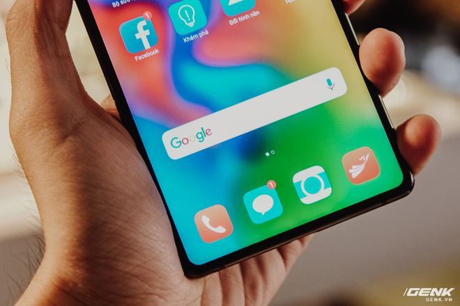 Đây là Bphone 3 với màn hình tràn đáy: Chiếc smartphone không cằm nhưng có trán thật là cao - Ảnh 3. Đây là Bphone 3 với màn hình tràn đáy: Chiếc smartphone không cằm nhưng có trán thật là cao - Ảnh 3.