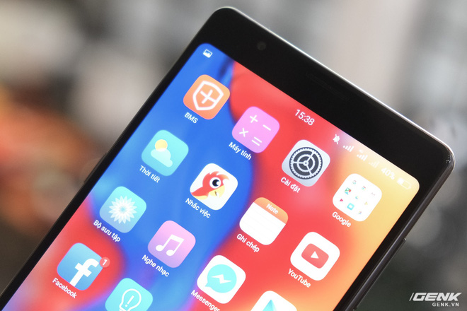 Đây là Bphone 3 với màn hình tràn đáy: Chiếc smartphone không cằm nhưng có trán thật là cao - Ảnh 5. Đây là Bphone 3 với màn hình tràn đáy: Chiếc smartphone không cằm nhưng có trán thật là cao - Ảnh 5.