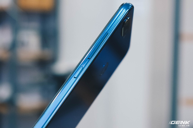 Trên tay Xiaomi Mi 8 Lite giá từ 5 triệu: Đứa con lai của Xiaomi và Huawei, hứa hẹn phá đảo phân khúc tầm trung - Ảnh 11. Trên tay Xiaomi Mi 8 Lite giá từ 5 triệu: Đứa con lai của Xiaomi và Huawei, hứa hẹn phá đảo phân khúc tầm trung - Ảnh 11.