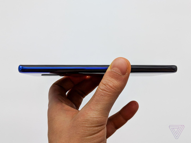 Ảnh thực tế Huawei Mate 20 Pro: 3 camera được Leica bảo chứng, cảm biến vân tay dưới màn hình, Face ID xịn, sạc cực nhanh, pin 4.200 mAh - Ảnh 3. Ảnh thực tế Huawei Mate 20 Pro: 3 camera được Leica bảo chứng, cảm biến vân tay dưới màn hình, Face ID xịn, sạc cực nhanh, pin 4.200 mAh - Ảnh 3.