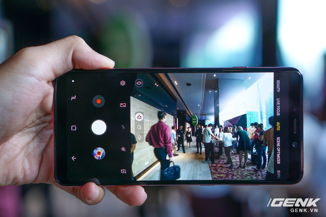 Ảnh thực tế Samsung Galaxy A9 (2018) và Galaxy A7 vừa ra mắt: Thiết kế gọn, màu Gradient đẹp mắt, nhiều camera tốt - Ảnh 3. Ảnh thực tế Samsung Galaxy A9 (2018) và Galaxy A7 vừa ra mắt: Thiết kế gọn, màu Gradient đẹp mắt, nhiều camera tốt - Ảnh 3.