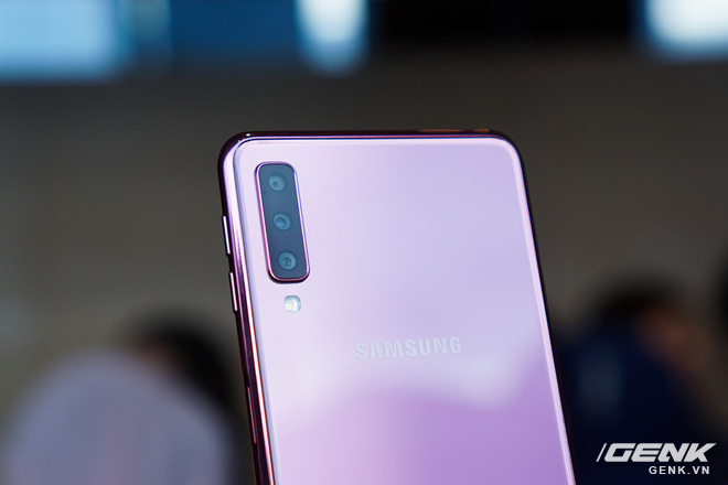 Ảnh thực tế Samsung Galaxy A9 (2018) và Galaxy A7 vừa ra mắt: Thiết kế gọn, màu Gradient đẹp mắt, nhiều camera tốt - Ảnh 14. Ảnh thực tế Samsung Galaxy A9 (2018) và Galaxy A7 vừa ra mắt: Thiết kế gọn, màu Gradient đẹp mắt, nhiều camera tốt - Ảnh 14.