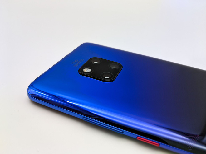 Ảnh thực tế Huawei Mate 20 Pro: 3 camera được Leica bảo chứng, cảm biến vân tay dưới màn hình, Face ID xịn, sạc cực nhanh, pin 4.200 mAh - Ảnh 13. Ảnh thực tế Huawei Mate 20 Pro: 3 camera được Leica bảo chứng, cảm biến vân tay dưới màn hình, Face ID xịn, sạc cực nhanh, pin 4.200 mAh - Ảnh 13.