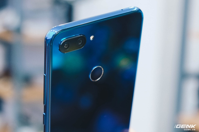 Trên tay Xiaomi Mi 8 Lite giá từ 5 triệu: Đứa con lai của Xiaomi và Huawei, hứa hẹn phá đảo phân khúc tầm trung - Ảnh 8. Trên tay Xiaomi Mi 8 Lite giá từ 5 triệu: Đứa con lai của Xiaomi và Huawei, hứa hẹn phá đảo phân khúc tầm trung - Ảnh 8.