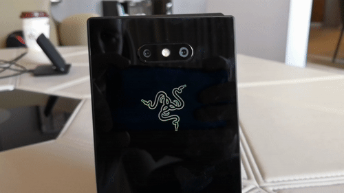 Cận cảnh Razer Phone 2: Mặt lưng bằng kính, logo phát sáng hiệu ứng Chroma, kích thước không thay đổi - Ảnh 3. Cận cảnh Razer Phone 2: Mặt lưng bằng kính, logo phát sáng hiệu ứng Chroma, kích thước không thay đổi - Ảnh 3.