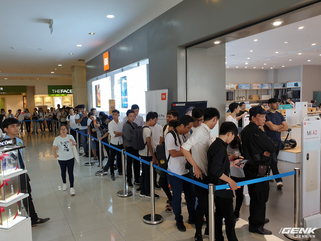 Ảnh thực tế Xiaomi Redmi Note 6 Pro: Snapdragon 636, màn tai thỏ, lần đầu có 4 camera, mặt lưng không ấn tượng, giá 5 triệu đồng - Ảnh 13. Ảnh thực tế Xiaomi Redmi Note 6 Pro: Snapdragon 636, màn tai thỏ, lần đầu có 4 camera, mặt lưng không ấn tượng, giá 5 triệu đồng - Ảnh 13.