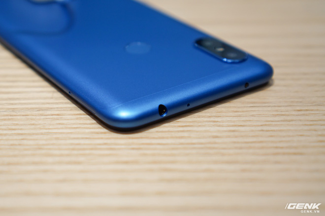 Ảnh thực tế Xiaomi Redmi Note 6 Pro: Snapdragon 636, màn tai thỏ, lần đầu có 4 camera, mặt lưng không ấn tượng, giá 5 triệu đồng - Ảnh 4. Ảnh thực tế Xiaomi Redmi Note 6 Pro: Snapdragon 636, màn tai thỏ, lần đầu có 4 camera, mặt lưng không ấn tượng, giá 5 triệu đồng - Ảnh 4.