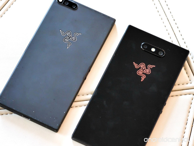Cận cảnh Razer Phone 2: Mặt lưng bằng kính, logo phát sáng hiệu ứng Chroma, kích thước không thay đổi - Ảnh 10. Cận cảnh Razer Phone 2: Mặt lưng bằng kính, logo phát sáng hiệu ứng Chroma, kích thước không thay đổi - Ảnh 10.