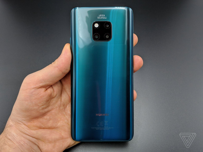 Ảnh thực tế Huawei Mate 20 Pro: 3 camera được Leica bảo chứng, cảm biến vân tay dưới màn hình, Face ID xịn, sạc cực nhanh, pin 4.200 mAh - Ảnh 1. Ảnh thực tế Huawei Mate 20 Pro: 3 camera được Leica bảo chứng, cảm biến vân tay dưới màn hình, Face ID xịn, sạc cực nhanh, pin 4.200 mAh - Ảnh 1.