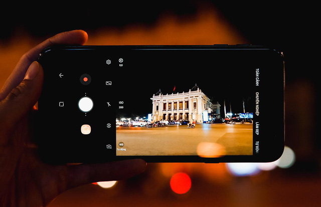 Mang Galaxy J4+ đi thách thức bóng tối: Liệu có vô đối? - Ảnh 1. Mang Galaxy J4+ đi thách thức bóng tối: Liệu có vô đối? - Ảnh 1.