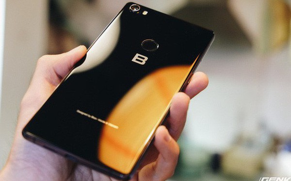Lý do Bphone 3 không xuất hiện trên hệ thống Thế Giới Di Động như trước đây: Nhân viên bán hàng toàn hướng người dùng đến sản phẩm của Apple, Samsung hay Xiaomi - Ảnh 1. Lý do Bphone 3 không xuất hiện trên hệ thống Thế Giới Di Động như trước đây: Nhân viên bán hàng toàn hướng người dùng đến sản phẩm của Apple, Samsung hay Xiaomi - Ảnh 1.
