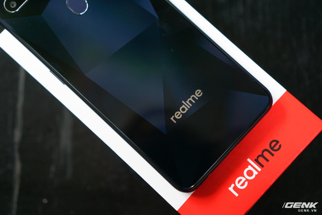 Trên tay Realme 2: Khi Oppo quyết định khô máu với Xiaomi - Ảnh 5. Trên tay Realme 2: Khi Oppo quyết định khô máu với Xiaomi - Ảnh 5.