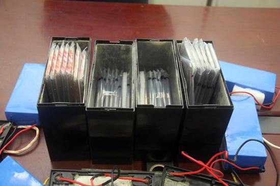 Buôn lậu số iPhone Xs Max trị giá hơn một tỷ đồng bằng cách nhét vào ắc-quy xe đạp điện, người đàn ông bị bắt ngay tại trận - Ảnh 2. Buôn lậu số iPhone Xs Max trị giá hơn một tỷ đồng bằng cách nhét vào ắc-quy xe đạp điện, người đàn ông bị bắt ngay tại trận - Ảnh 2.