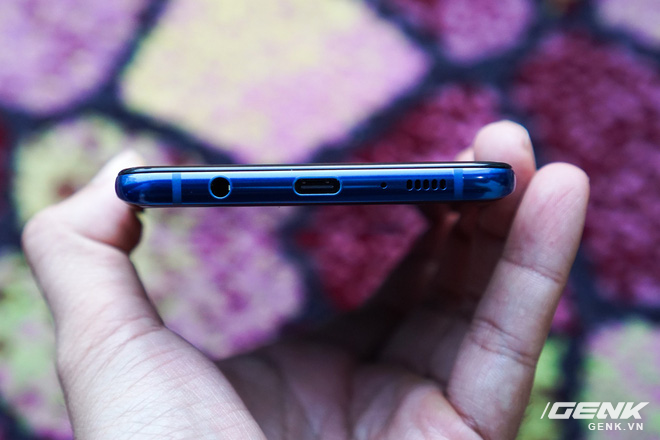 Ảnh thực tế Samsung Galaxy A9 (2018) và Galaxy A7 vừa ra mắt: Thiết kế gọn, màu Gradient đẹp mắt, nhiều camera tốt - Ảnh 8. Ảnh thực tế Samsung Galaxy A9 (2018) và Galaxy A7 vừa ra mắt: Thiết kế gọn, màu Gradient đẹp mắt, nhiều camera tốt - Ảnh 8.