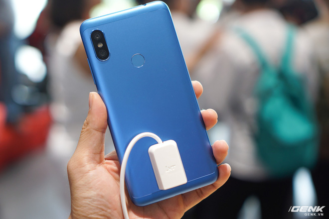 Ảnh thực tế Xiaomi Redmi Note 6 Pro: Snapdragon 636, màn tai thỏ, lần đầu có 4 camera, mặt lưng không ấn tượng, giá 5 triệu đồng - Ảnh 1. Ảnh thực tế Xiaomi Redmi Note 6 Pro: Snapdragon 636, màn tai thỏ, lần đầu có 4 camera, mặt lưng không ấn tượng, giá 5 triệu đồng - Ảnh 1.