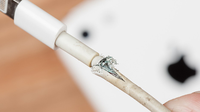 Làng smartphone đã phát triển hàng chục năm nhưng sao cáp sạc mãi vẫn không hoàn hảo được như thế này? - Ảnh 1. Làng smartphone đã phát triển hàng chục năm nhưng sao cáp sạc mãi vẫn không hoàn hảo được như thế này? - Ảnh 1.