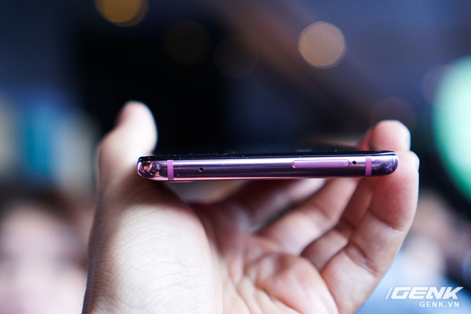 Ảnh thực tế Samsung Galaxy A9 (2018) và Galaxy A7 vừa ra mắt: Thiết kế gọn, màu Gradient đẹp mắt, nhiều camera tốt - Ảnh 7. Ảnh thực tế Samsung Galaxy A9 (2018) và Galaxy A7 vừa ra mắt: Thiết kế gọn, màu Gradient đẹp mắt, nhiều camera tốt - Ảnh 7.