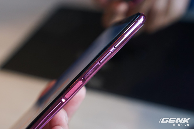 Ảnh thực tế Samsung Galaxy A9 (2018) và Galaxy A7 vừa ra mắt: Thiết kế gọn, màu Gradient đẹp mắt, nhiều camera tốt - Ảnh 19. Ảnh thực tế Samsung Galaxy A9 (2018) và Galaxy A7 vừa ra mắt: Thiết kế gọn, màu Gradient đẹp mắt, nhiều camera tốt - Ảnh 19.