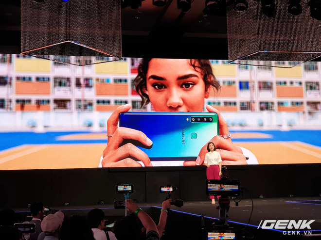 Samsung Galaxy A9 (2018) ra mắt: smartphone đầu tiên trên thế giới có 4 camera sau - Ảnh 6. Samsung Galaxy A9 (2018) ra mắt: smartphone đầu tiên trên thế giới có 4 camera sau - Ảnh 6.