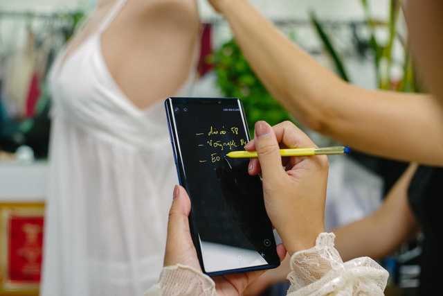 Hãy nhìn cách cô gái này dùng S-Pen, bạn sẽ tin rằng Galaxy Note9 thực sự hữu ích trong công việc - Ảnh 3. Hãy nhìn cách cô gái này dùng S-Pen, bạn sẽ tin rằng Galaxy Note9 thực sự hữu ích trong công việc - Ảnh 3.