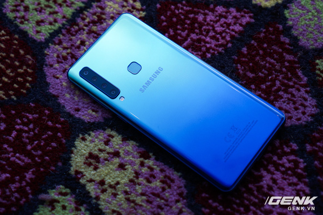 Ảnh thực tế Samsung Galaxy A9 (2018) và Galaxy A7 vừa ra mắt: Thiết kế gọn, màu Gradient đẹp mắt, nhiều camera tốt - Ảnh 11. Ảnh thực tế Samsung Galaxy A9 (2018) và Galaxy A7 vừa ra mắt: Thiết kế gọn, màu Gradient đẹp mắt, nhiều camera tốt - Ảnh 11.