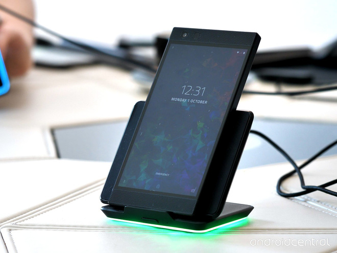 Cận cảnh Razer Phone 2: Mặt lưng bằng kính, logo phát sáng hiệu ứng Chroma, kích thước không thay đổi - Ảnh 11. Cận cảnh Razer Phone 2: Mặt lưng bằng kính, logo phát sáng hiệu ứng Chroma, kích thước không thay đổi - Ảnh 11.