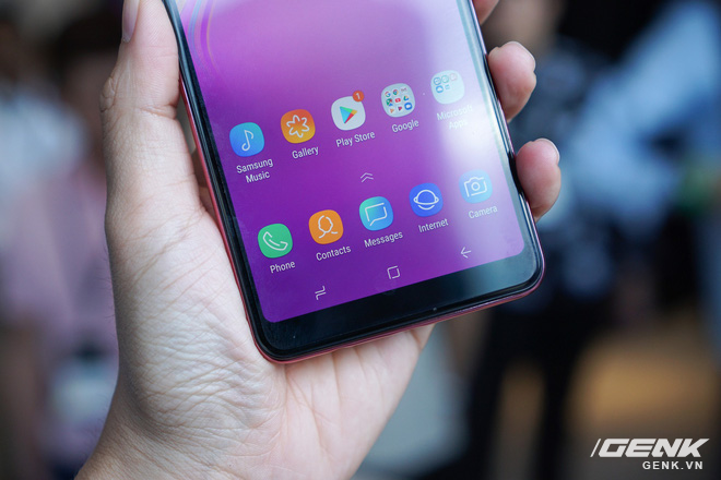 Ảnh thực tế Samsung Galaxy A9 (2018) và Galaxy A7 vừa ra mắt: Thiết kế gọn, màu Gradient đẹp mắt, nhiều camera tốt - Ảnh 18. Ảnh thực tế Samsung Galaxy A9 (2018) và Galaxy A7 vừa ra mắt: Thiết kế gọn, màu Gradient đẹp mắt, nhiều camera tốt - Ảnh 18.