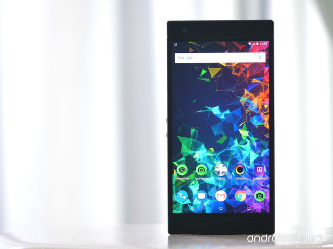 Cận cảnh Razer Phone 2: Mặt lưng bằng kính, logo phát sáng hiệu ứng Chroma, kích thước không thay đổi - Ảnh 1. Cận cảnh Razer Phone 2: Mặt lưng bằng kính, logo phát sáng hiệu ứng Chroma, kích thước không thay đổi - Ảnh 1.