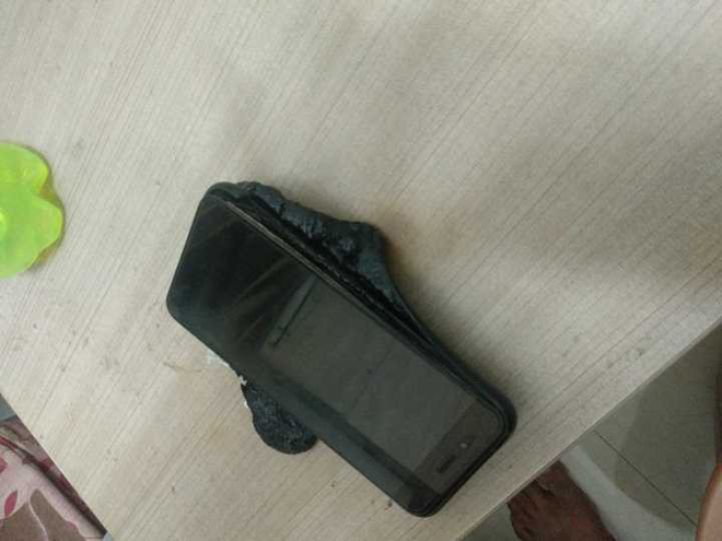 Xiaomi Mi A1 phát nổ ngay gần chủ nhân trong lúc đang sạc qua đêm - Ảnh 3. Xiaomi Mi A1 phát nổ ngay gần chủ nhân trong lúc đang sạc qua đêm - Ảnh 3.