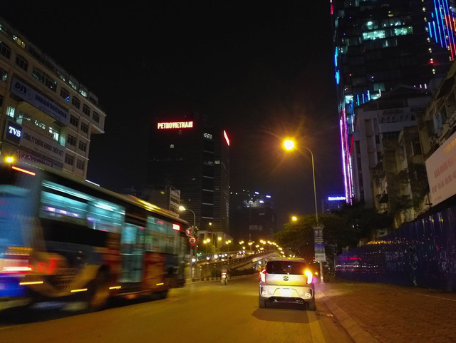 Ký sự lê la buổi tối qua lời kể của một chiếc điện thoại - Ảnh 9.