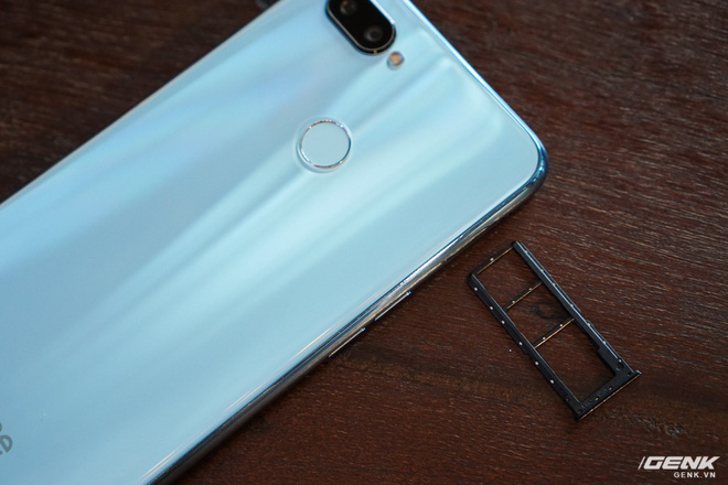 Ảnh thực tế Realme 2 Pro tại Việt Nam: thiết kế giống Oppo F9, chạy Snapdragon 660, RAM 8 GB nhưng giá dưới 7 triệu - Ảnh 10. Ảnh thực tế Realme 2 Pro tại Việt Nam: thiết kế giống Oppo F9, chạy Snapdragon 660, RAM 8 GB nhưng giá dưới 7 triệu - Ảnh 10.