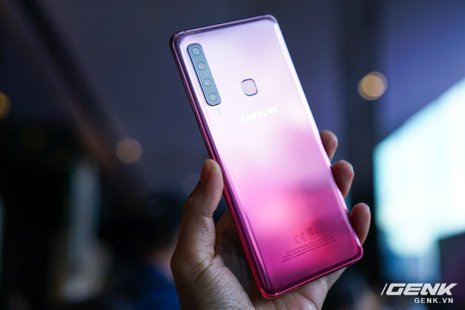 Ảnh thực tế Samsung Galaxy A9 (2018) và Galaxy A7 vừa ra mắt: Thiết kế gọn, màu Gradient đẹp mắt, nhiều camera tốt - Ảnh 1. Ảnh thực tế Samsung Galaxy A9 (2018) và Galaxy A7 vừa ra mắt: Thiết kế gọn, màu Gradient đẹp mắt, nhiều camera tốt - Ảnh 1.