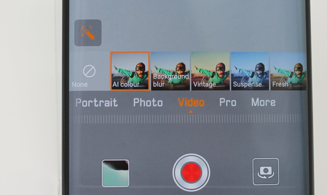 AI Camera của Huawei Mate 20 Pro có thể tạo hiệu ứng tách màu khi quay video y như trong phim Sin City - Ảnh 2. AI Camera của Huawei Mate 20 Pro có thể tạo hiệu ứng tách màu khi quay video y như trong phim Sin City - Ảnh 2.