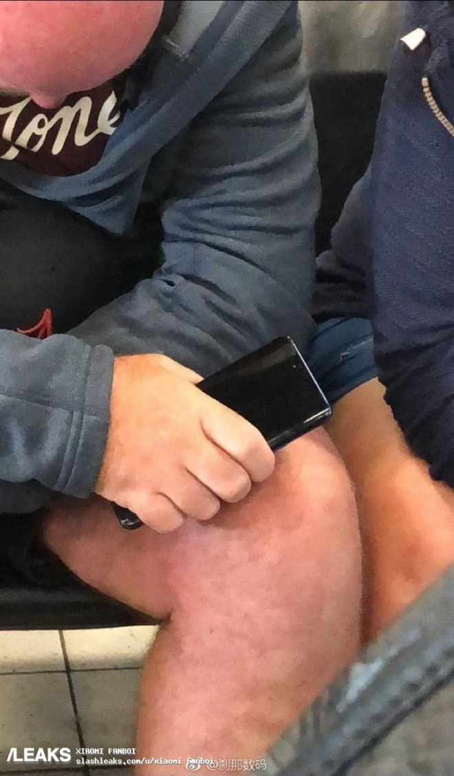 Huawei Mate 20 Pro bằng xương bằng thịt xuất hiện trên tàu điện ngầm - Ảnh 2.