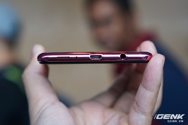 Ảnh thực tế Samsung Galaxy A9 (2018) và Galaxy A7 vừa ra mắt: Thiết kế gọn, màu Gradient đẹp mắt, nhiều camera tốt - Ảnh 20. Ảnh thực tế Samsung Galaxy A9 (2018) và Galaxy A7 vừa ra mắt: Thiết kế gọn, màu Gradient đẹp mắt, nhiều camera tốt - Ảnh 20.