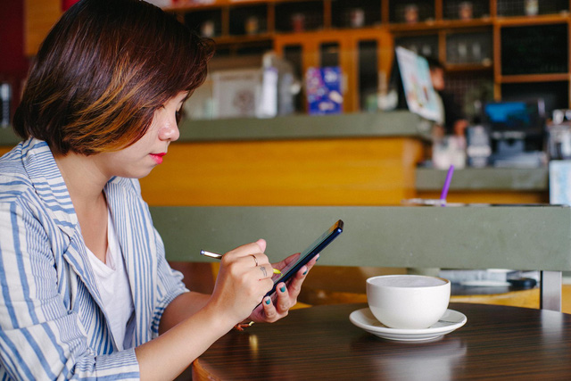 Hãy nhìn cách cô gái này dùng S-Pen, bạn sẽ tin rằng Galaxy Note9 thực sự hữu ích trong công việc - Ảnh 1. Hãy nhìn cách cô gái này dùng S-Pen, bạn sẽ tin rằng Galaxy Note9 thực sự hữu ích trong công việc - Ảnh 1.