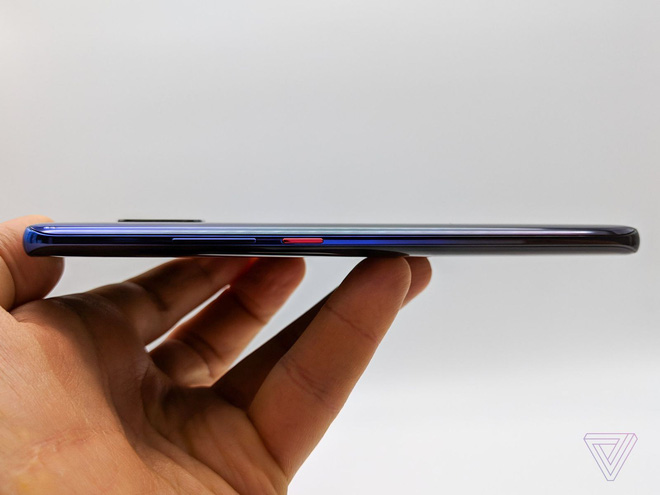 Ảnh thực tế Huawei Mate 20 Pro: 3 camera được Leica bảo chứng, cảm biến vân tay dưới màn hình, Face ID xịn, sạc cực nhanh, pin 4.200 mAh - Ảnh 8. Ảnh thực tế Huawei Mate 20 Pro: 3 camera được Leica bảo chứng, cảm biến vân tay dưới màn hình, Face ID xịn, sạc cực nhanh, pin 4.200 mAh - Ảnh 8.