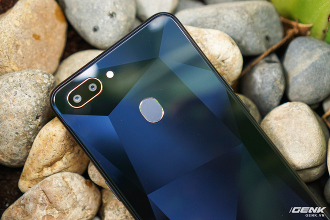 Trên tay Realme 2: Khi Oppo quyết định khô máu với Xiaomi - Ảnh 7. Trên tay Realme 2: Khi Oppo quyết định khô máu với Xiaomi - Ảnh 7.