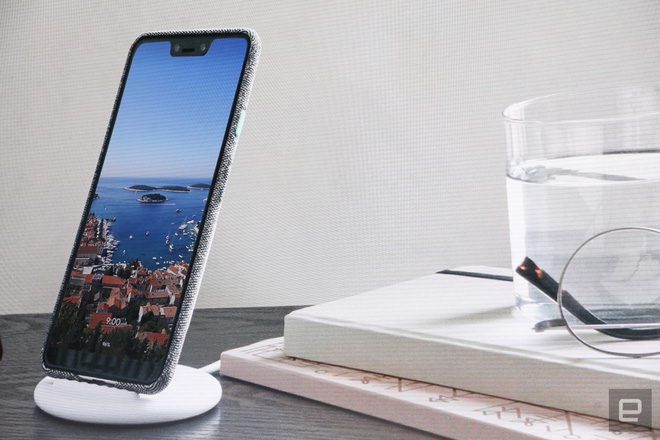 Google giới thiệu đế sạc không dây Pixel Stand, biến Pixel 3 thành trợ lý thông minh trong nhà, giá 79 USD - Ảnh 2. Google giới thiệu đế sạc không dây Pixel Stand, biến Pixel 3 thành trợ lý thông minh trong nhà, giá 79 USD - Ảnh 2.