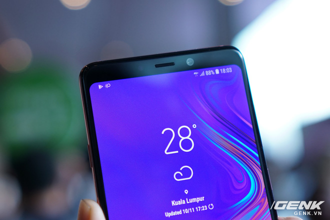 Ảnh thực tế Samsung Galaxy A9 (2018) và Galaxy A7 vừa ra mắt: Thiết kế gọn, màu Gradient đẹp mắt, nhiều camera tốt - Ảnh 4. Ảnh thực tế Samsung Galaxy A9 (2018) và Galaxy A7 vừa ra mắt: Thiết kế gọn, màu Gradient đẹp mắt, nhiều camera tốt - Ảnh 4.