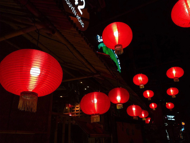 Ký sự lê la buổi tối qua lời kể của một chiếc điện thoại - Ảnh 1.