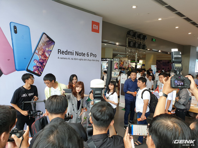 Ảnh thực tế Xiaomi Redmi Note 6 Pro: Snapdragon 636, màn tai thỏ, lần đầu có 4 camera, mặt lưng không ấn tượng, giá 5 triệu đồng - Ảnh 15. Ảnh thực tế Xiaomi Redmi Note 6 Pro: Snapdragon 636, màn tai thỏ, lần đầu có 4 camera, mặt lưng không ấn tượng, giá 5 triệu đồng - Ảnh 15.