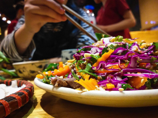 Ký sự lê la buổi tối qua lời kể của một chiếc điện thoại - Ảnh 2.