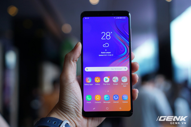 Ảnh thực tế Samsung Galaxy A9 (2018) và Galaxy A7 vừa ra mắt: Thiết kế gọn, màu Gradient đẹp mắt, nhiều camera tốt - Ảnh 5. Ảnh thực tế Samsung Galaxy A9 (2018) và Galaxy A7 vừa ra mắt: Thiết kế gọn, màu Gradient đẹp mắt, nhiều camera tốt - Ảnh 5.