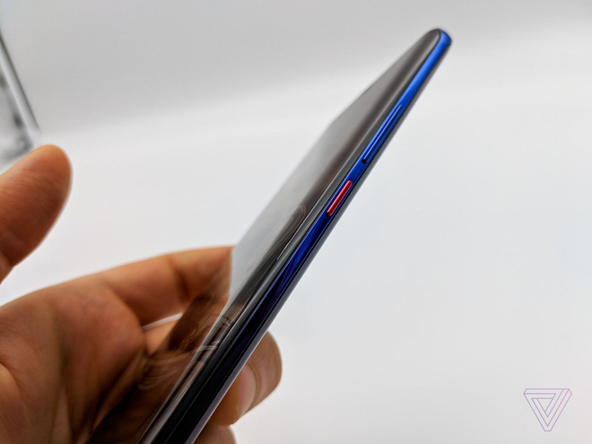 Ảnh thực tế Huawei Mate 20 Pro: 3 camera được Leica bảo chứng, cảm biến vân tay dưới màn hình, Face ID xịn, sạc cực nhanh, pin 4.200 mAh - Ảnh 4. Ảnh thực tế Huawei Mate 20 Pro: 3 camera được Leica bảo chứng, cảm biến vân tay dưới màn hình, Face ID xịn, sạc cực nhanh, pin 4.200 mAh - Ảnh 4.