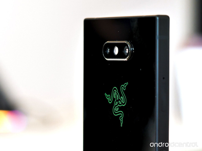 Cận cảnh Razer Phone 2: Mặt lưng bằng kính, logo phát sáng hiệu ứng Chroma, kích thước không thay đổi - Ảnh 2. Cận cảnh Razer Phone 2: Mặt lưng bằng kính, logo phát sáng hiệu ứng Chroma, kích thước không thay đổi - Ảnh 2.