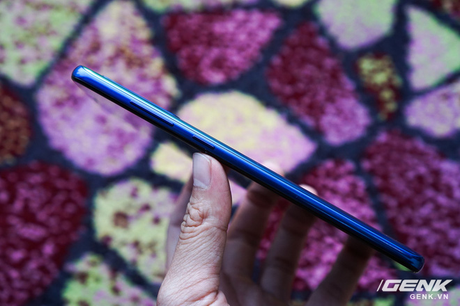 Ảnh thực tế Samsung Galaxy A9 (2018) và Galaxy A7 vừa ra mắt: Thiết kế gọn, màu Gradient đẹp mắt, nhiều camera tốt - Ảnh 10. Ảnh thực tế Samsung Galaxy A9 (2018) và Galaxy A7 vừa ra mắt: Thiết kế gọn, màu Gradient đẹp mắt, nhiều camera tốt - Ảnh 10.